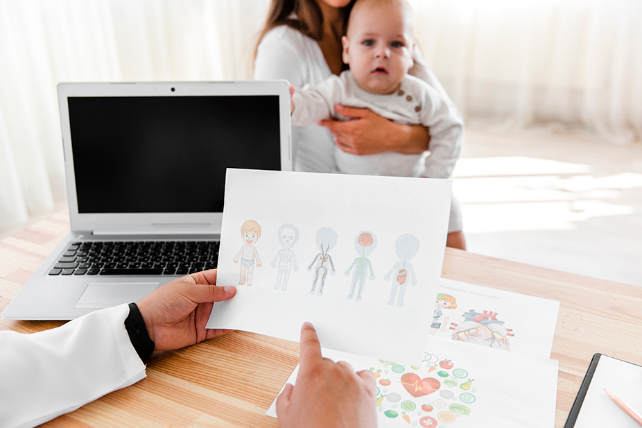 Mała dłoń wcześniaka z plasterkiem, zaciskająca się na palcu dorosłego – symbol walki o życie, którą wspiera Twoje 1,5% podatku.