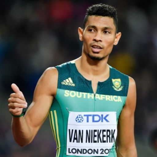  Portret lekkoatlety Wayde'a van Niekerka w stroju sportowym reprezentacji RPA. Mężczyzna ma uniesiony kciuk w górę, a na piersi widoczny jest numer startowy z napisem 